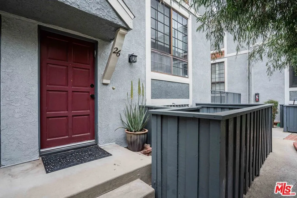 18100 Burbank Boulevard 26, Tarzana, California 91356 home-pic-1